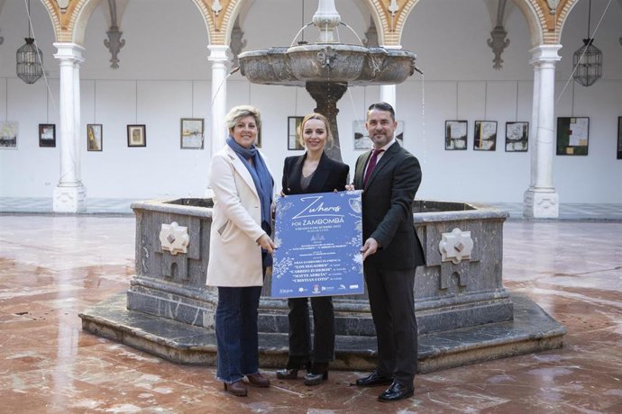 La delegada de Turismo en la Diputación de Córdoba, Narci Ruiz (centro), en la presentación de la Zambobá de Zuheros.