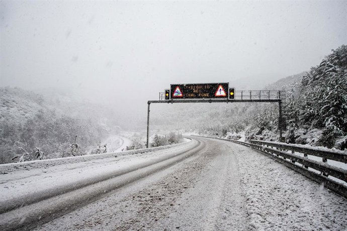 Archivo - La nieve cubre la carretera, a 7 de febrero de 2023, en Vic, Barcelona, Catalunya (España).
