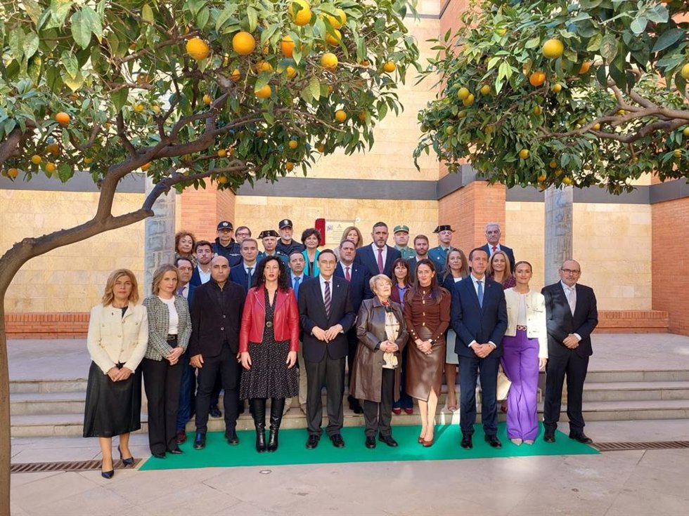 Representantes institucionales participan en el acto del 25N celebrado en la sede del Gobierno andaluz en Almería.