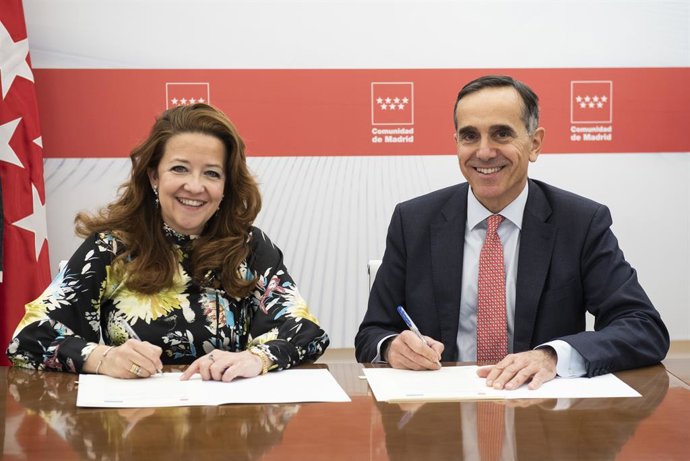 La consejera de Sanidad de Madrid, Fátima Matute, y el director general de Farmaindustria, Juan Yermo.