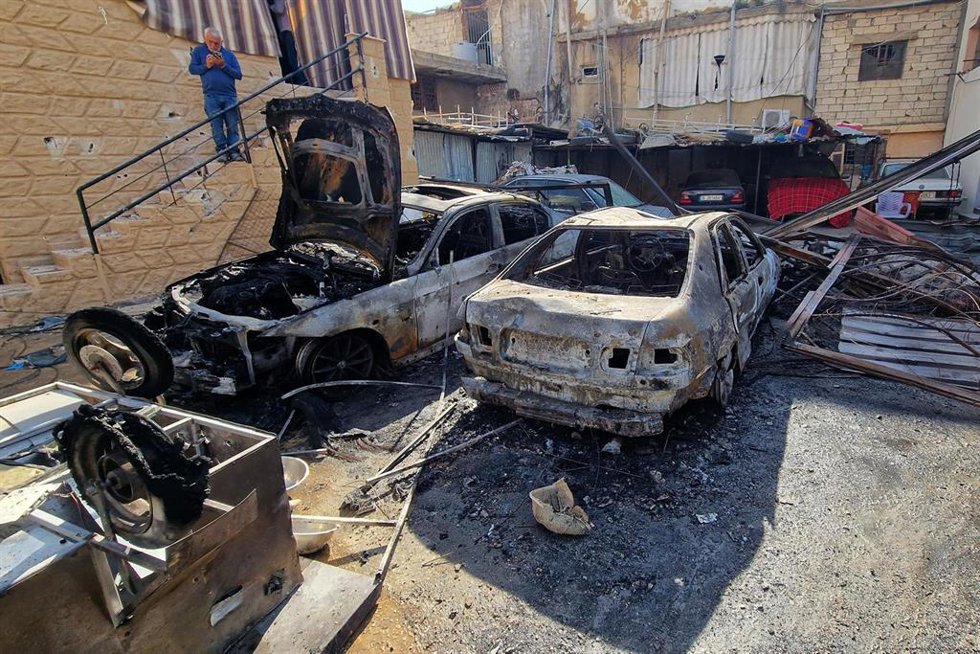 Vehículos destruidos por un bombardeo ejecutado por Israel contra el campamento de refugiados palestinos de Ain el Hilwé, cerca de Sidón, en el sur de Líbano (archivo)