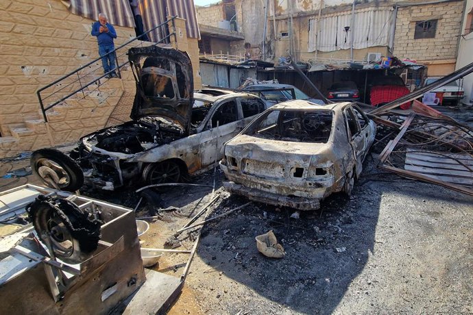 19 de novembro de 2025, Ain Al-Hilweh, Ain Al-Hilweh, Líbano: Carros destruídos são vistos no local onde um ataque aéreo israelense atingiu o campo de refugiados palestinos de Ain al-Hilweh, no sul do Líbano. Treze pessoas foram mortas e várias outras fic