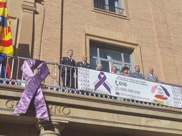 Colocación de la pancarta del 25N en la Subdelegación del Gobierno en Huesca.