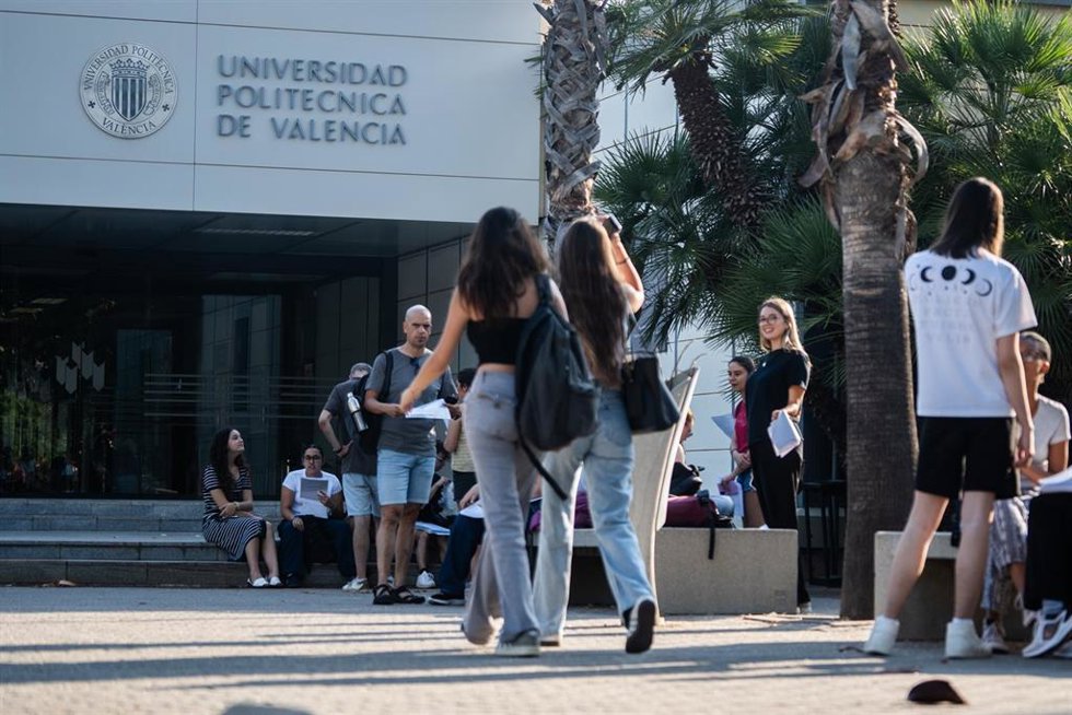 Archivo - Estudiantes acceden a la universidad 