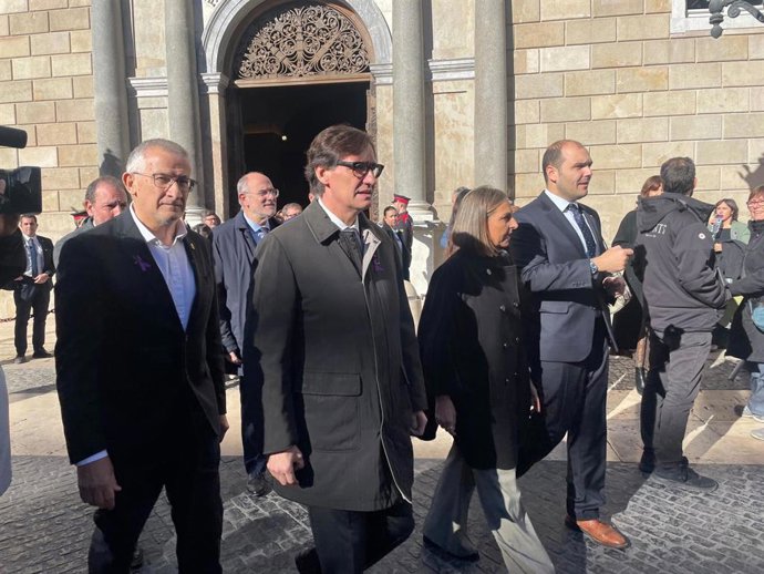 I-D: El vicepresidente primero de Navarra, Félix Taberna, el presidente de la Generalitat de Cataluña, Salvador Illa, y la consejera de Igualdad y Feminismo, Eva Menor, en una concentración por el 25N en Barcelona.