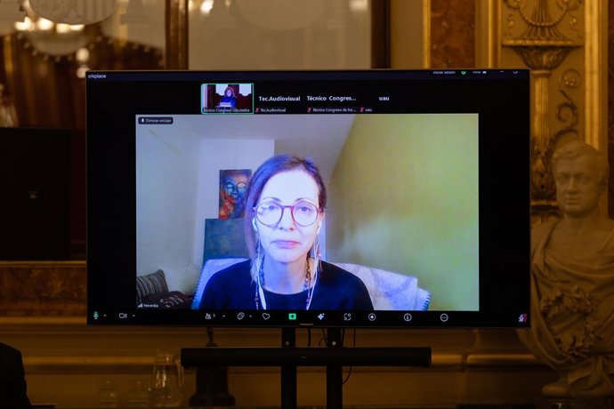 La economista Nevenka Fernández interviene por videoconferencia en un acto conmemorativo por el Día Internacional de la eliminación de la violencia contra la mujer, en el Congreso de los Diputados, a 25 de noviembre de 2025, en Madrid (España). El acto co