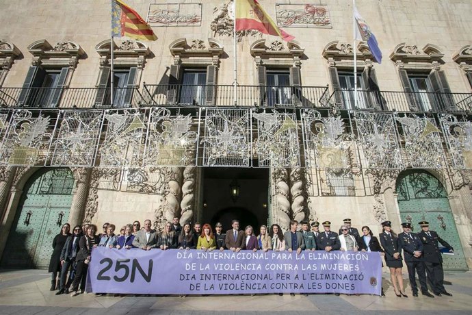 Acto institucional del Ayuntamiento de Alicante por el 25 de noviembre, Día Internacional de la Eliminación de la Violencia contra las Mujeres