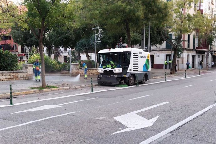 Operarias de Emaya trabajan en la limpieza de las calles del distrito Nord de Palma.