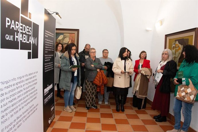 La Diputación de Cáceres da voz a las víctimas "invisibles" con la exposición 'Paredes que hablan'