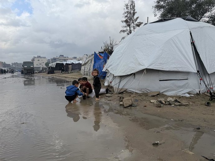 November 25, 2025, Khan Yunis, Gaza Strip, Palestinian Territory: Heavy rainfall flooded many tents sheltering displaced Palestinians in the south Gaza Strip,  Khan Yunis on November 25, 2025. In areas where water and mud accumulated, Palestinians whose h