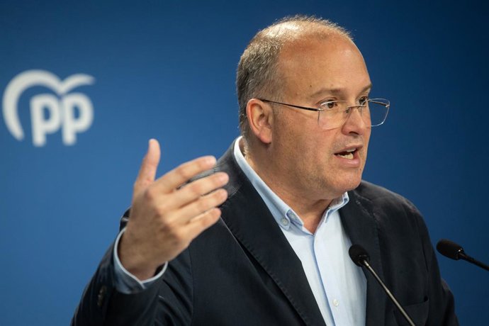 Archivo - Arquivo - O secretário-geral do Partido Popular, Miguel Tellado, dá uma coletiva de imprensa na sede do PP, em 4 de outubro de 2025, em Madri (Espanha).