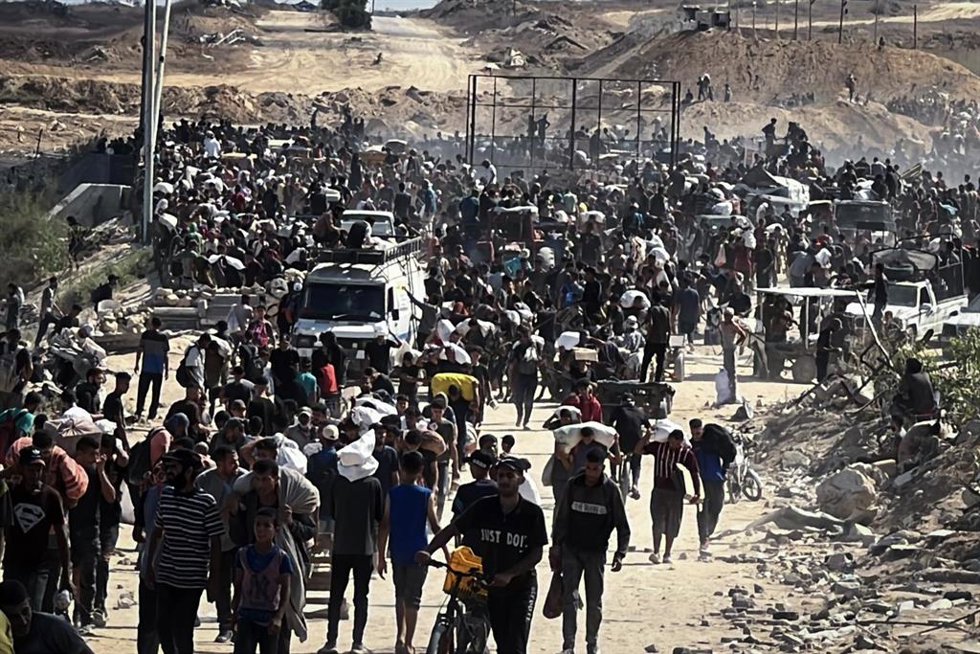 Archivo - Palestinos portan ayuda entregada por la Fundación Humanitaria para Gaza (GHF, según sus siglas en inglés), respaldada por Estados Unidos e Israel, tras una entrega en agosto de 2025 en el centro de la Franja de Gaza (archivo)