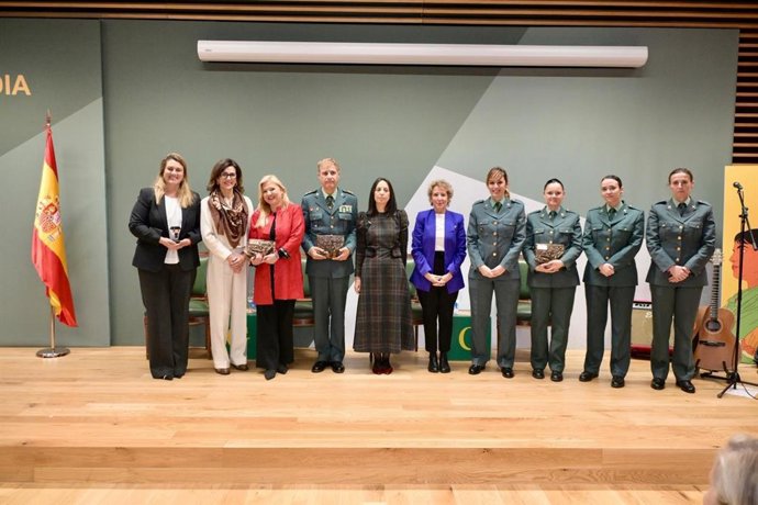 La directora general de la Guardia Civil, Mercedes González, y la secretaria de Estado de Seguridad, Aina Calvo (centro), con los premiados de la V edición de los premios de la Guardia Civil por el trabajo contra la violencia de la mujer.