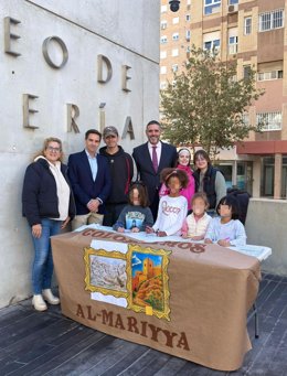 El delegado territorial de Turismo, Cultura y Deporte, Juan José Alonso, junto a alumnado participante en las actividades educativas desarrolladas en el Museo de Almería.