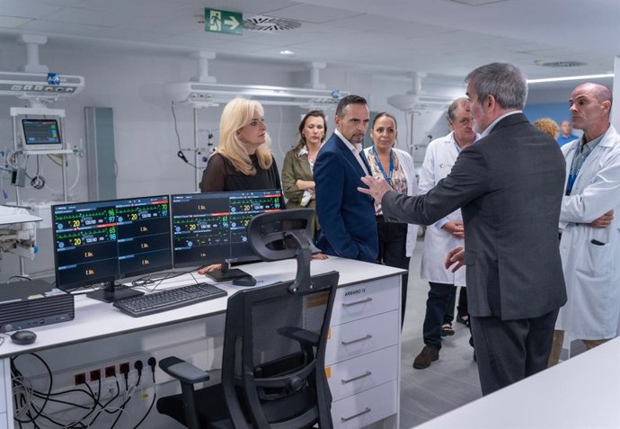 El presidente de Canarias, Fernando Clavijo, en una visita al nuevo servicio de Urgencias del Hospital de La Candelaria