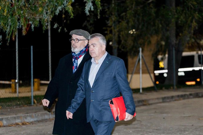 El exsecretario de organización del PSOE Santos Cerdán (d), junto a su abogado Jacobo Teijelo (i) a su salida de la prisión de Soto del Real, a 19 de noviembre de 2025, en Soto del Real, Madrid (España).