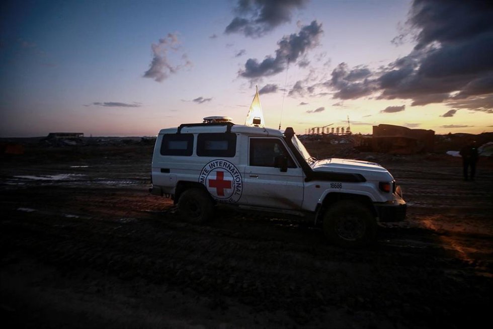 Un vehículo del Comité Internacional de la Cruz Roja (CICR) durante las labores de búsqueda de los cuerpos de rehenes israelíes en la Franja de Gaza (archivo)