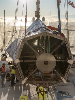 Avanza la instalación de la cruz de la torre de Jesucristo con los dos primeros brazos horizontales.