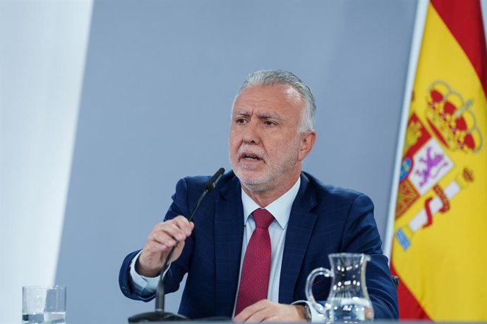 El ministro de Política Territorial y Memoria Democrática , Ángel Víctor Torres, durante la rueda de prensa tras el Consejo de Ministros, en el Palacio de La Moncloa, a 25 de noviembre de 2025, en Madrid (España).