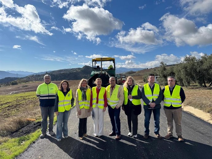 La diputada de Fomento e Infraestructuras, Nieves Atencia, ha visitado este martes las obras junto a la alcaldesa de Valle de Abdalajís, Virginia Romero, y el alcalde de Álora, Francisco Martínez.