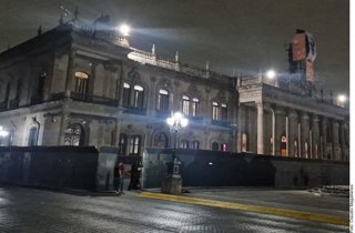 Palacio de Gobierno amanece blindado con vallas ante movilización feminista del 25N en Monterrey