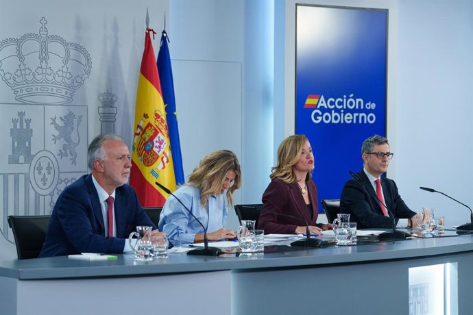 El ministre de Política Territorial i Memòria Democràtica , Ángel Víctor Torres, la ministra de Treball, Yolanda Díaz, la ministra d'Educació, Formació Professional i Esports i portaveu del Govern, Pilar Alegria, i el ministre de Presidència.