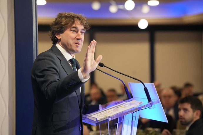 El secretario del PSE-EE, Eneko Andueza, durante un desayuno informativo de Fórum Europa, en el Hotel Ercilla, a 25 de noviembre de 2025, en Bilbao