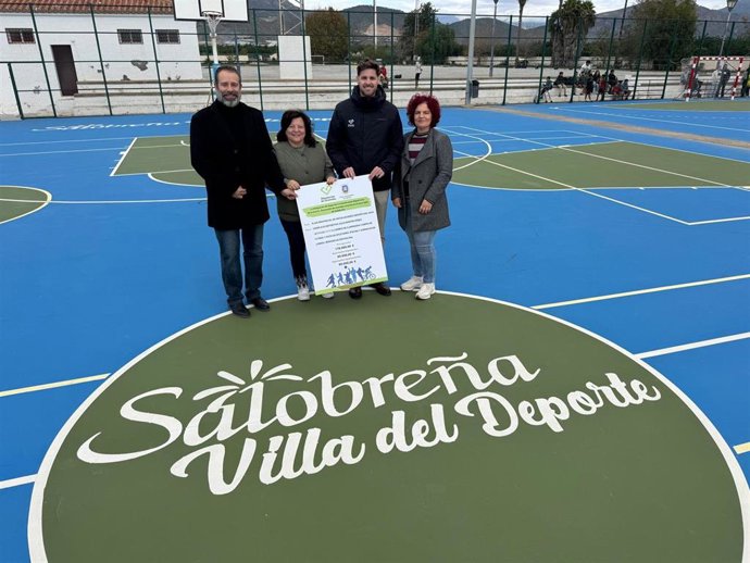 El diputado provincial de Deportes e Instalaciones Deportivas de Granada, Eric Escobedo, ha realizado una visita a Salobreña.