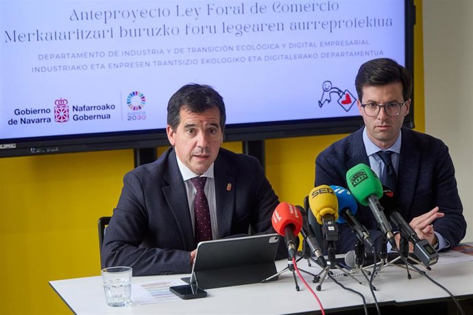 El consejero de Industria y de Transición Ecológica y Digital Empresarial, Mikel Irujo, y el director de Comercio y Consumo, Pablo Ezcurra Fernández, presentan el anteproyecto de la nueva Ley Foral de Comercio.