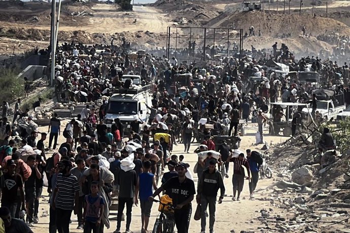 Archivo - Arxiu - Palestins porten ajuda lliurada per la Fundació Humanitària per a Gaza (GHF, segons les seues sigles en anglès), recolzada per Estats Units i Israel, després d'un lliurament a l'agost del 2025 en el centre de la Franja de Gaza (arxiu)