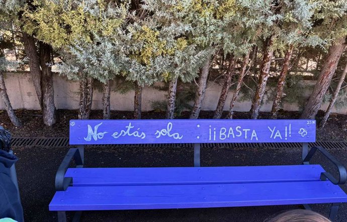 Banco roxo no Dia Internacional para a Eliminação da Violência contra a Mulher.