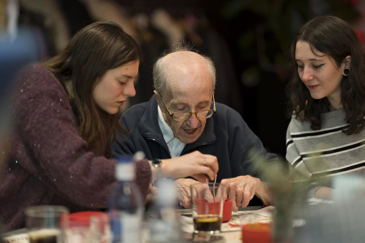Coca-Cola y Fundación Grandes Amigos impulsan una iniciativa para combatir la soledad de personas mayores esta Navidad