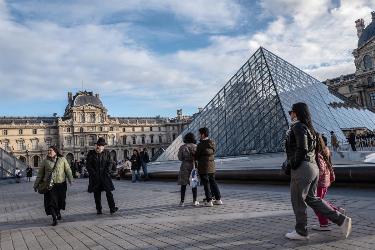 French Police arrest four more people in connection with Louvre robbery
