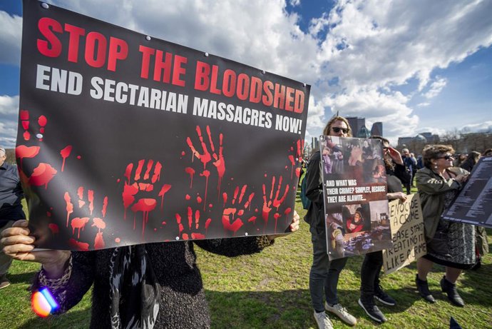 Archivo - March 23, 2025, The Hague, South Holland, Netherlands: Syrian Alawite supporters hold a banner expressing their opinion during a demonstration on the occasion of ex- president Bashar al-Assad, first court hearing. Members of Syria's Alawite comm