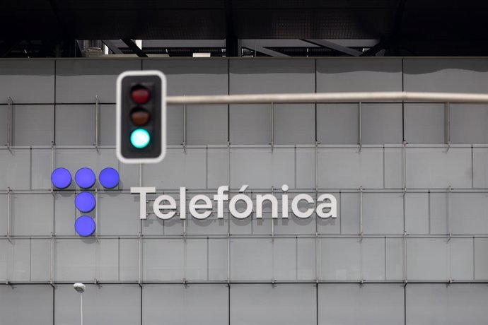 Archivo - Un semáforo en verde frente a la sede de Telefónica, a 28 de noviembre de 2023, en Madrid (España).
