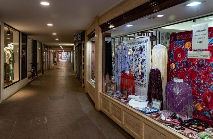 Archivo - Tiendas y bares del centro de Sevilla. Imagen de archivo.