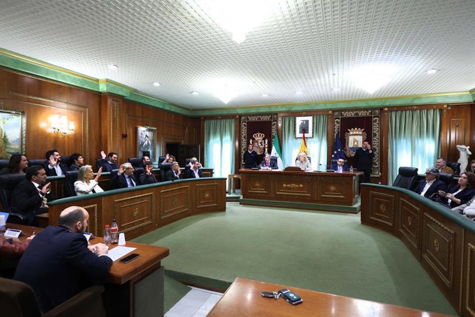 Pleno extraordinario en Marbella en el que se ha aprobado inicialmente el presupuesto municipal de 2026 que alcanza los 450 millones de euros.