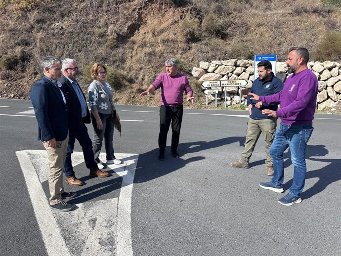 Los alcaldes de Almáchar, Antonio Yuste, y El Borge, Raúl Vallejo, junto al diputado provincial del PSOE y alcalde de La Viñuela, José Juan Jiménez, y al secretario de Organización del PSOE de Málaga y diputado provincial, José Bernal.