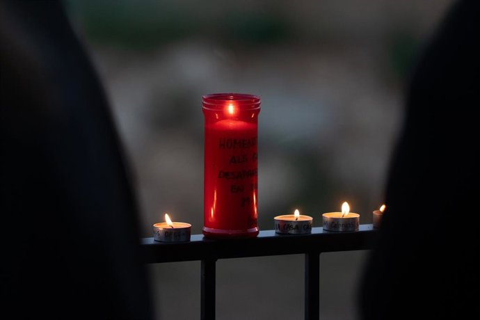 Veles per a homenatjar a les víctimes de la dana, a la Rambla del Poyo, a 26 d'octubre del 2025, a Paiporta, València