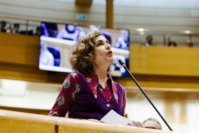 La vicepresidenta primera y ministra de Hacienda, María Jesús Montero, interviene durante una sesión plenaria en el Senado, a 25 de noviembre de 2025, en Madrid (España). El pleno estará marcado por el debate sobre la reforma del sistema de financiación a