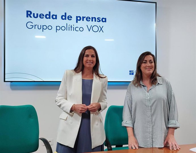 Archivo - Las concejalas de Vox Oviedo Alejandra González Roqué y Sonsoles Peralta.