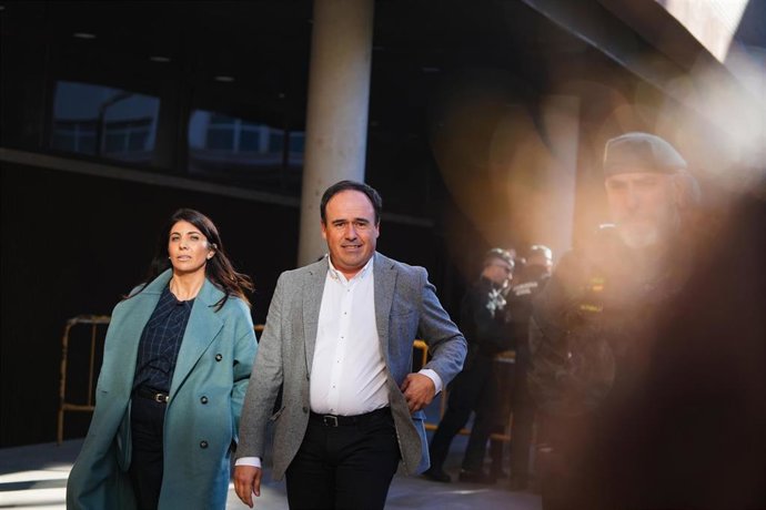 El candidato del PP a presidir la Generalitat, Juanfran Pérez Llorca, a su salida del juzgado de Catarroja para declarar en el juicio por la dana, a 21 de noviembre de 2025, en Catarroja