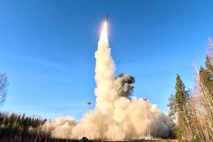 Archivo - RUSSIA - OCTOBER 22, 2025: The launch of a Yars intercontinental ballistic missile from a cosmodrome as part of a strategic nuclear forces drill led by Russian President Vladimir Putin. Video grab. Best quality available