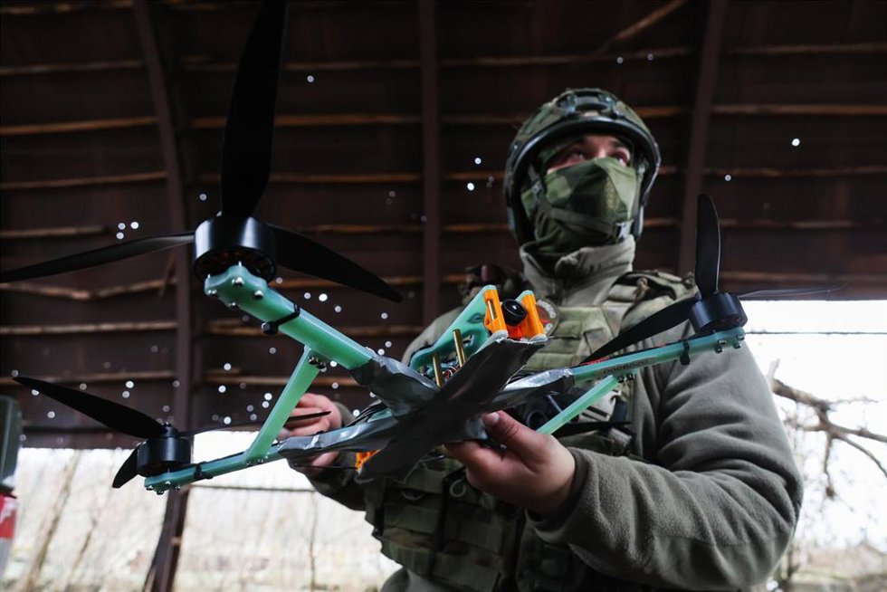 Un soldado ruso maneja un dron.