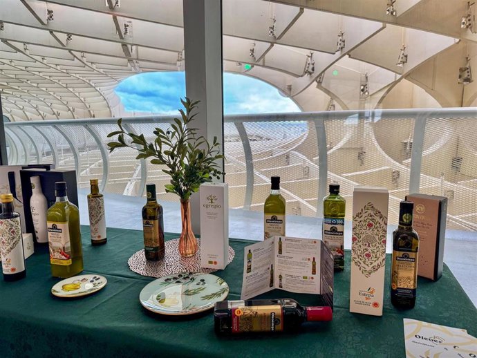 Acto de presentación de aceites frescos con DO Estepa para la nueva campaña 2025-2026 en Sevilla.