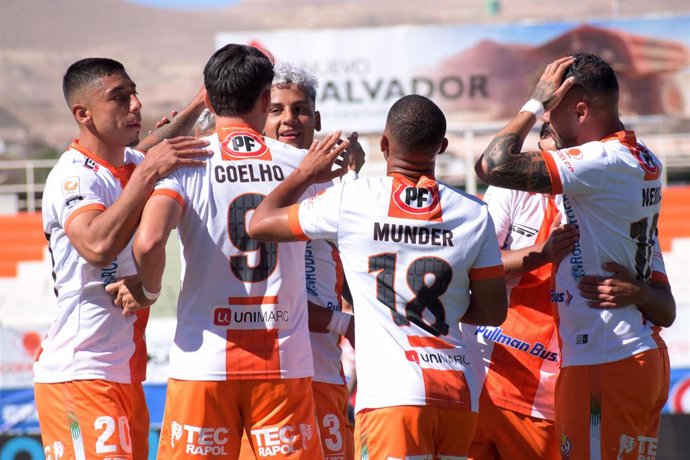 Futbol, Cobresal vs Deportes Limache. Fecha 9, Liga de Primera 2025. El jugador de Cobresal, Cristian Toro, celebra  con sus companeros su gol contra Deportes Limache durante el partido de primera division disputado en el estadio El Cobre de El Salvador,