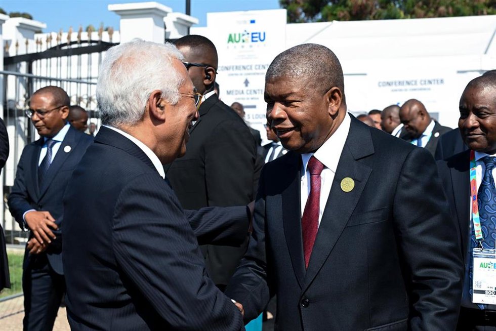 El presidente del Consejo Europeo, Antonio Costa, y el presidente de Angola, Joao Loureno, en el marco de la cumbre UE-UA.