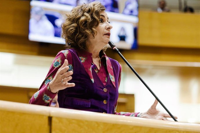 La vicepresidenta primera y ministra de Hacienda, María Jesús Montero, interviene durante una sesión plenaria en el Senado, a 25 de noviembre de 2025, en Madrid (España). El pleno estará marcado por el debate sobre la reforma del sistema de financiación a