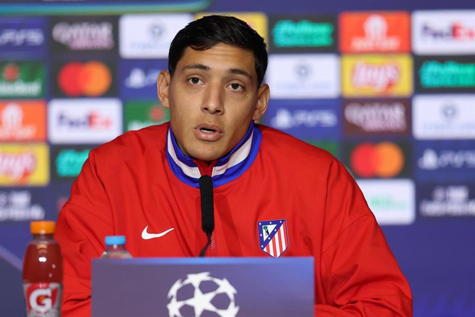 El jugador del Atlético de Madrid Nahuel Molina atiende a la prensa.