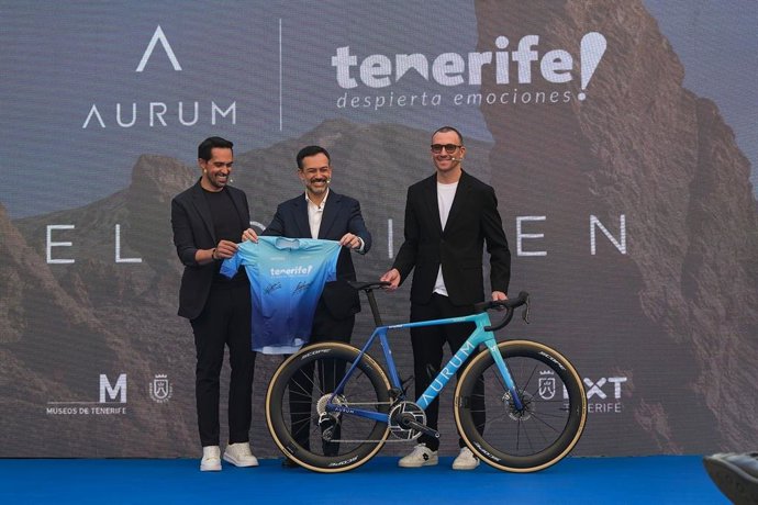 Los exciclistas Alberto Contador e Iván Basso junto al vicepresidente del Cabildo, Lope Afonso (c), en la presentación de la bicicleta 'MAGMA Tenerife'